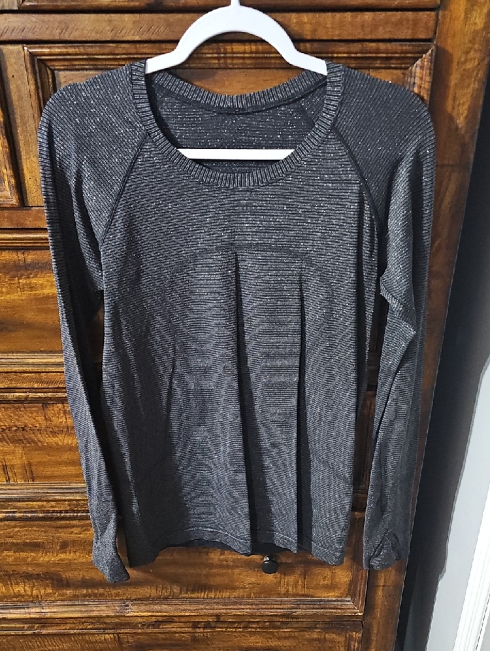 Lululemon Sz 10 Shimmer Swiftly Long Sleeve Top. Full Length! Black And Silver